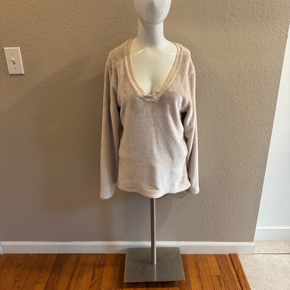 UGG Soft Beige Long Sleeve V-Neck‎ Top